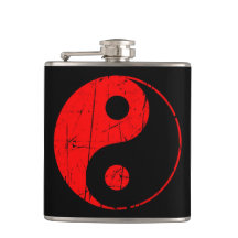 Verkratzter roter und schwarzer Vintager Yin Yang
