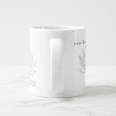 Verlangsamt, nicht zu spät - der weiße Lotus Jumbo-Tasse (Rückseite)