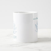 Verlangsamt, nicht zu spät - der weiße Lotus Jumbo-Tasse (Vorderseite)