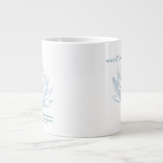 Verlangsamt, nicht zu spät - der weiße Lotus Jumbo-Tasse (Vorderseite)