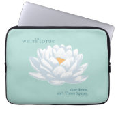Verlangsamt, nicht zu spät - der weiße Lotus Laptopschutzhülle (Vorderseite)