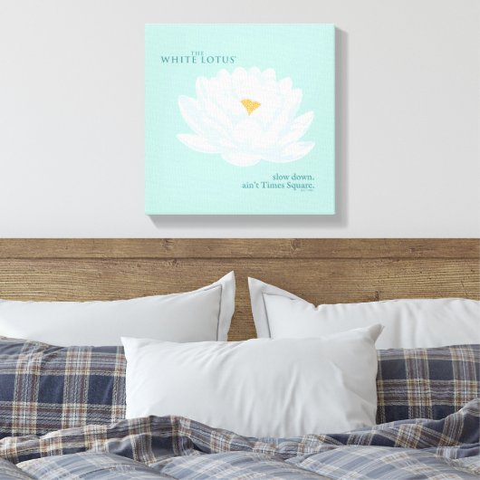 Verlangsamt, nicht zu spät - der weiße Lotus Leinwanddruck (Insitu (Schlafzimmer))