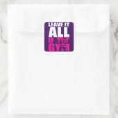 Verlass alles im Fitnessraum - Women's Squat Worko Quadratischer Aufkleber (Tasche)