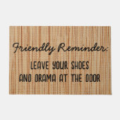 Verlass Deine Schuhe und Drama an der Türklinke. Fußmatte (Vorderseite)