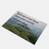 Verlass deine Sorgen an der Tür Fußmatte (Schrägansicht)