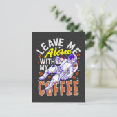 Verlass mir allein mit meinem Kaffee Postkarte (Stehend Vorderseite)
