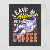 Verlass mir allein mit meinem Kaffee Postkarte (Vorderseite)