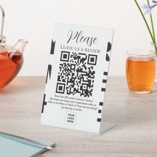 Verlass uns einen Review QR Code mit eigenem Hinte Sockelschild (In SItu)