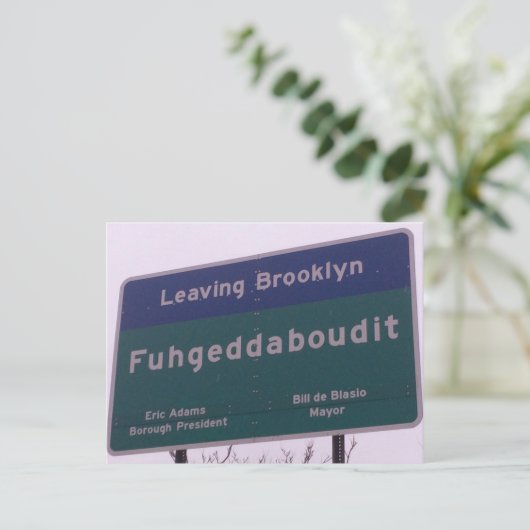 Verlassend Brooklyn New York Fuhgeddaboudit Postkarte (Stehend Vorderseite)