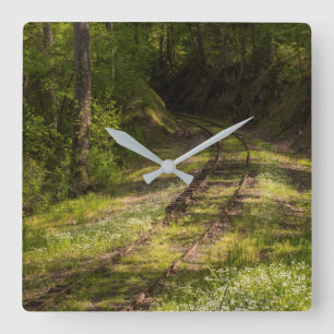Verlassene Eisenbahn In Einem Wald Quadratische Wanduhr