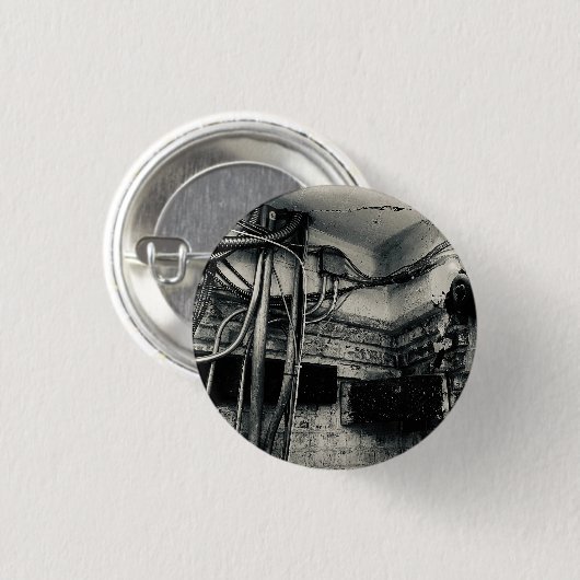 Verlassene Fabrik Rissige Gipsdecke Pinback Button (Vorne & Hinten)
