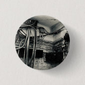 Verlassene Fabrik Rissige Gipsdecke Pinback Button (Vorderseite)