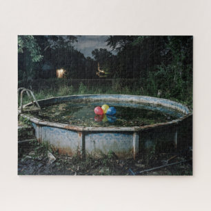 Verlassener alter Pool mit Ballons Vergessener O Puzzle