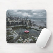 Verlassener Strandpool – Unheimliche Liminal-Lands Mousepad (Mit Mouse)