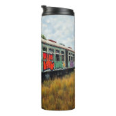 Verlassener, von Efeu und Graffiti überwachsener Z Thermosbecher (Nach rechts gedreht)