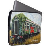Verlassener Zug voller Efeu und Graffiti Laptopschutzhülle (Vorne Rechts)