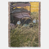 Verlassenes altes Auto im hohen Gras Decke (Vorderseite Vertikal)