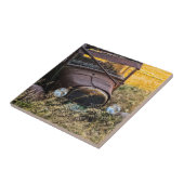 Verlassenes altes Auto im hohen Gras Fliese (Seite)