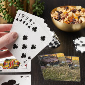 Verlassenes altes Auto im hohen Gras Spielkarten (In Situ)