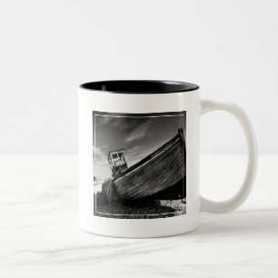 Verlassenes Boot auf Dungeness Strand Zweifarbige Tasse