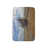 Verlassenes hölzernes Fischerboot | Dungeness Badematte (Vorderseite Vertikal)