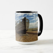 Verlassenes hölzernes Fischerboot | Dungeness Tasse (VorderseiteRechts)