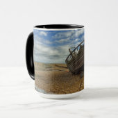 Verlassenes hölzernes Fischerboot | Dungeness Tasse (Vorderseite Links)