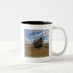 Verlassenes hölzernes Fischerboot   Dungeness Zweifarbige Tasse
