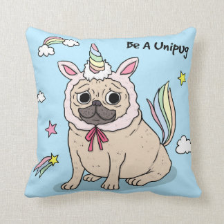 Verlegener Mops mit Unicorn-Hut an Kissen