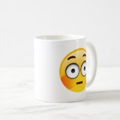 Verlegenes Emoji mit spülten Backen Kaffeetasse (VorderseiteRechts)