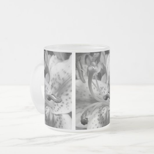 Verleitende Lilie Mattglastasse (Vorderseite Links)