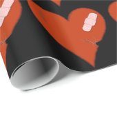 Verletztes Tattered getragenes heraus Herz auf Geschenkpapier (Rolleneckpunkt)