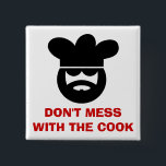 Verleumde dich nicht mit dem Kochknopf Button<br><div class="desc">Mach dir mit dem Kochknopf nicht durch. Funny Koch Abzeichen Design mit großem Bart,  kocht Hut und Sonnenbrille. Niedliche Geschenkidee für Männer... Vater,  Onkel,  Opa usw. Personalisierbares Zitat.</div>