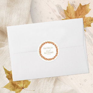 Verlieb dich in Herbstblätter Hochzeit  Runder Aufkleber