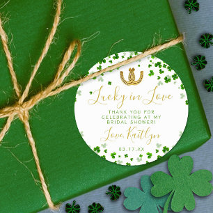 Verliebt am St. Patricksday Brautparty Runder Aufkleber