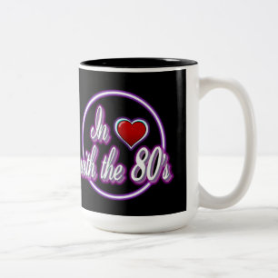 Verliebt in das Retro-Lila-Neon-Logo der 80er Jahr Zweifarbige Tasse