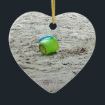 Verlierter grüner Eimer in Sand am Summer Beach Keramikornament<br><div class="desc">Verlierter grüner Eimer in Sand am Summer Beach</div>