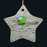 Verlierter grüner Eimer in Sand am Summer Beach Keramikornament<br><div class="desc">Verlierter grüner Eimer in Sand am Summer Beach</div>
