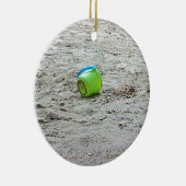 Verlierter grüner Eimer in Sand am Summer Beach Keramikornament (Rechts)