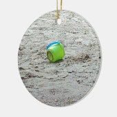 Verlierter grüner Eimer in Sand am Summer Beach Keramikornament (Links)