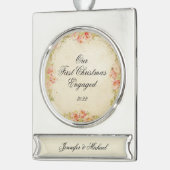 Verlobte erste WeihnachtsPersonalisiert Banner-Ornament Silber (Links)