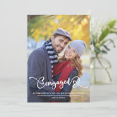 Verlobte Foto- und HerzScript-Verlobung Ankündigung (Stehend Vorderseite)