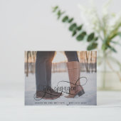 Verlobte Kalligrafie in Black, Foto-Verlobung Ankündigungspostkarte (Stehend Vorderseite)