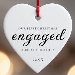 Verlobte Personalisierte Verlobung zu Weihnachten Keramik Ornament<br><div class="desc">Feiern Sie Ihre Verlobung mit unserem Verlobten Geschenk für die Personalisierte Verlobung Weihnachten Keramik Ornament. Dieses elegante, minimale und saubere Design in klassisch schwarz-weiß ist die perfekte Ergänzung zu Ihren Weihnachtsbaumschmuck, die das Wesen eines einfachen, minimalistischen Weihnachten. Diese maßgeschneiderte Keramik mit Ihren Namen und dem Datum der Verlobung ist nicht...</div>