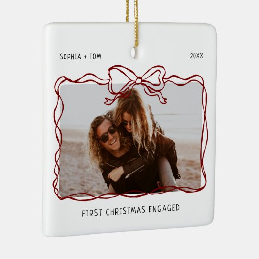 Verlobter Burgundy Bow Frame Keramikornament (Rechts)