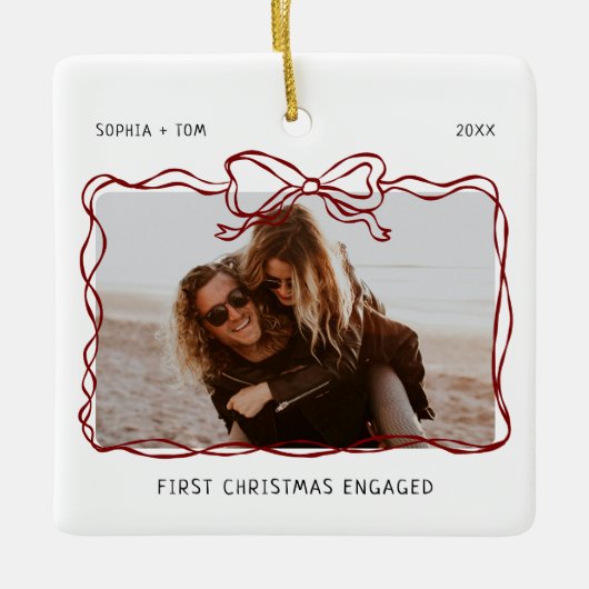 Verlobter Burgundy Bow Frame Keramikornament (Vorderseite)