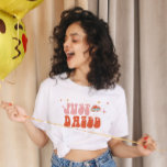 Verlobter Retro-70er-Junggeselinnen-Abschied T-Shirt<br><div class="desc">Dieses Design zeichnet sich durch einen feinen 70er-Stil,  nur getönt Retro-Blume,  Pilze und Ring. Sehen Sie sich die gesamte Kollektion an,  um mehr passende Artikel zu finden!</div>