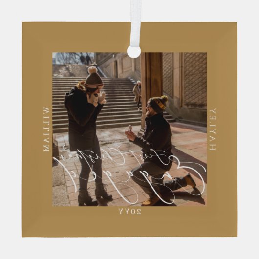 Verlobtes Foto Tan Ornament Aus Glas (Rückseite)