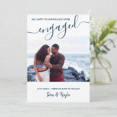 Verlobtes Foto und Elegante Script Blue Verlobung Ankündigung (Stehend Vorderseite)