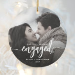 Verlobtes Foto zu Weihnachten Keramik Ornament<br><div class="desc">Gedenken Sie Ihre Verlobung mit diesem schönen modernen Sakraldekor. Der weiße Text lautet "Unser erstes Weihnachtsfest verlobt", mit dem Wort "verlobt" in fett geschriebener Schrift mit Schnörkeln vor und nach. Ersetzen Sie das Beispielbild durch Ihr Lieblings-Foto, und fügen Sie Ihre Namen und das Jahr hinzu. Ein Filter mit dunklem Farbverlauf...</div>